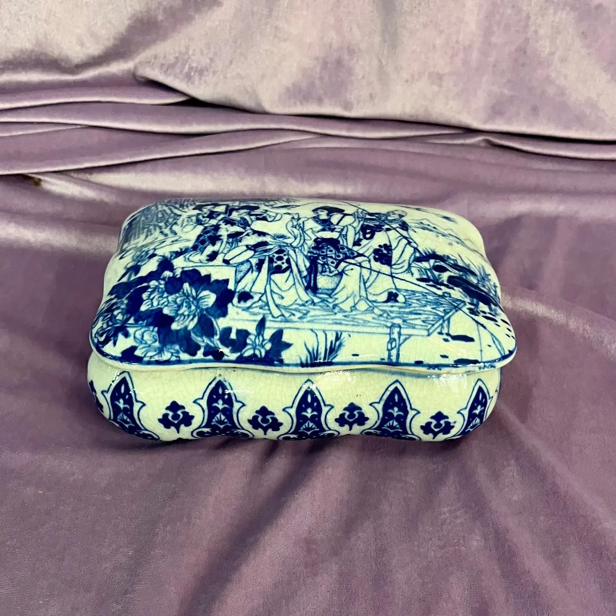 Pretty Oriental Porcelain Lidded Trinket Box 1