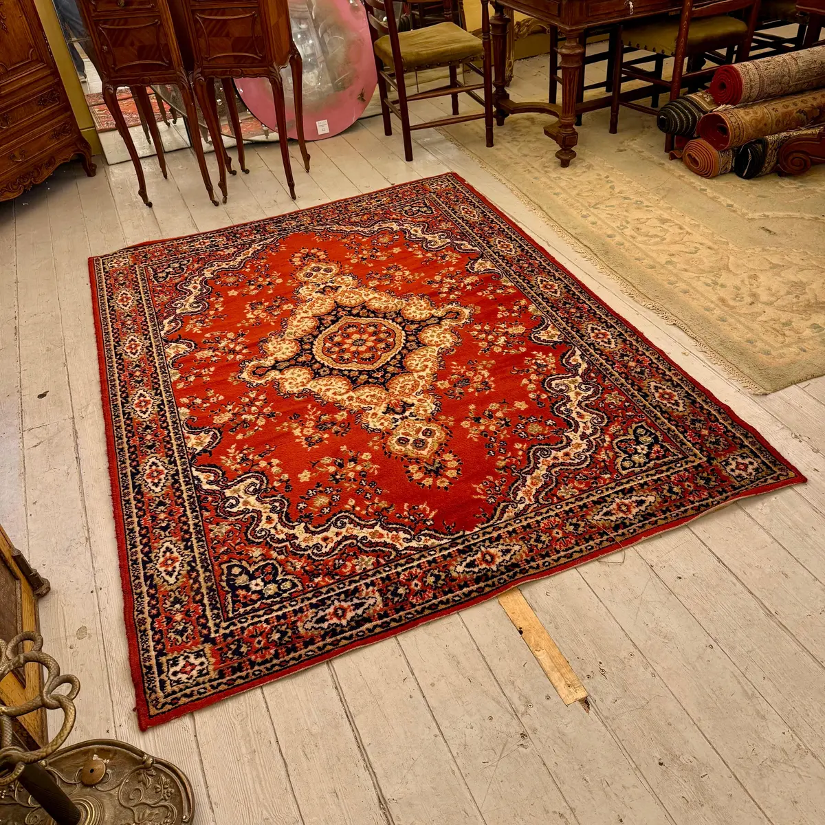 Red Medallion Carpet With Curvilinear Border, 230 × 170 Cm 1