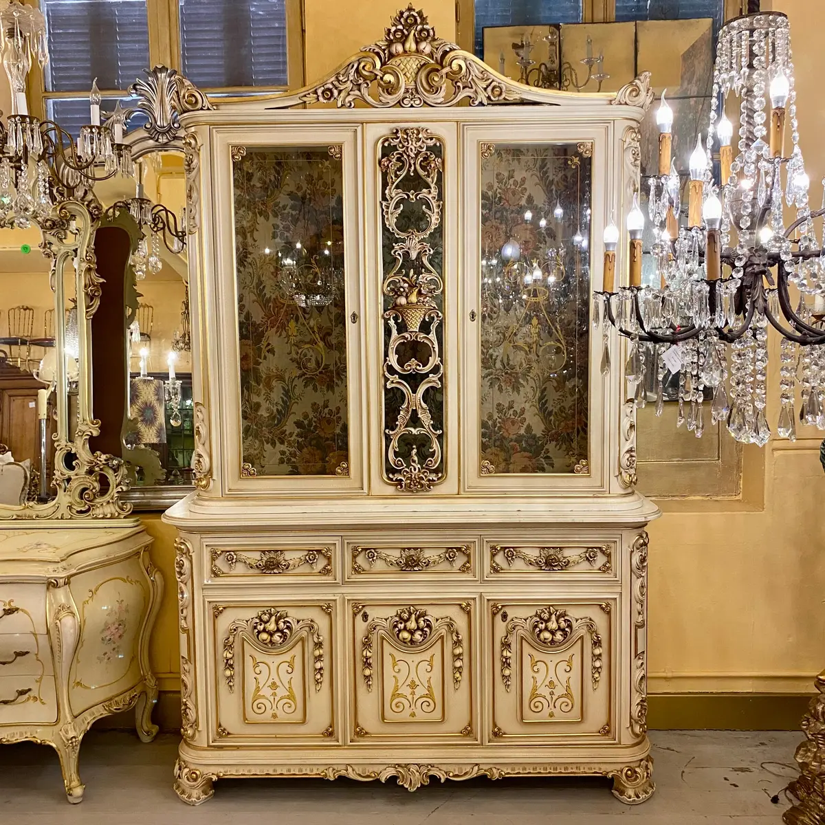 Gorgeous Hand Carved Italian Gilt Display Cabinet 1