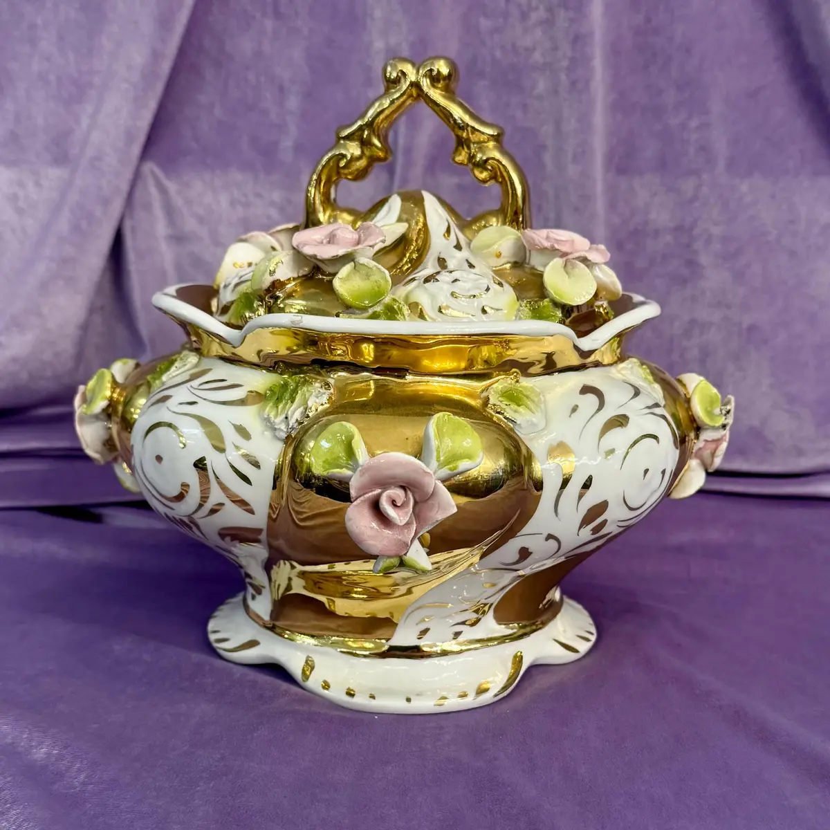 Capodimonte Lidded Urn With Gilt And Applied Roses 1
