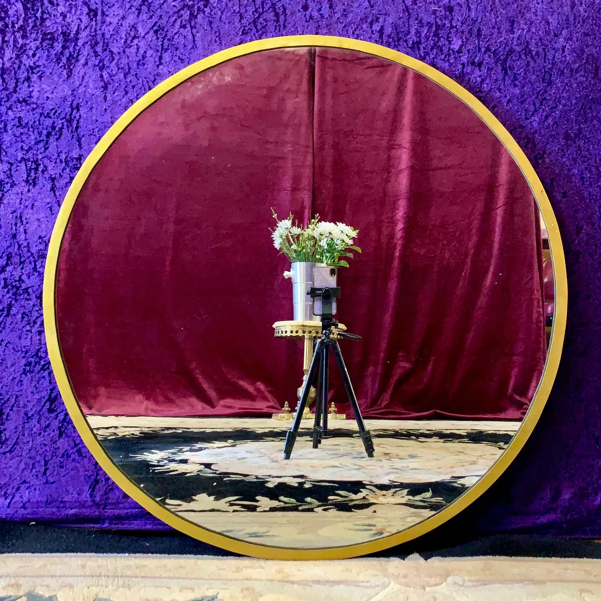 Sleek And Contemporary Round Gold Mirror 1