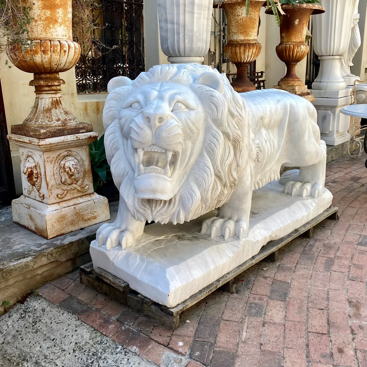 Spectacular! Pair Of Carved White Marble Lions 1