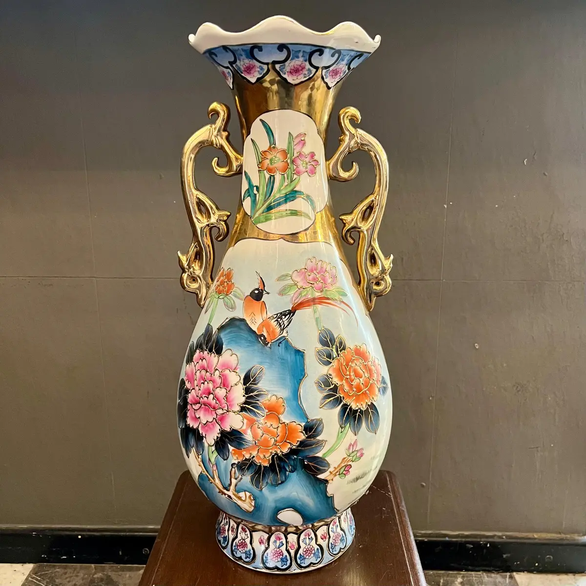 Beautiful Vintage Asian Vase With Gilt Details 1