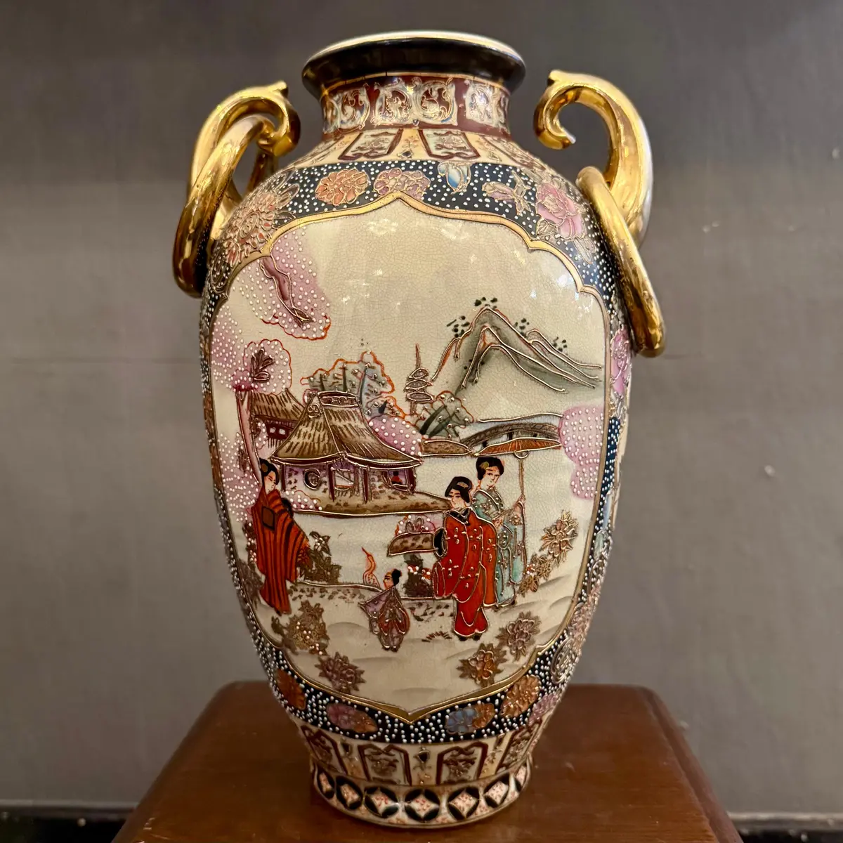Stunning Antique Asian Urn With Gilt Details 1