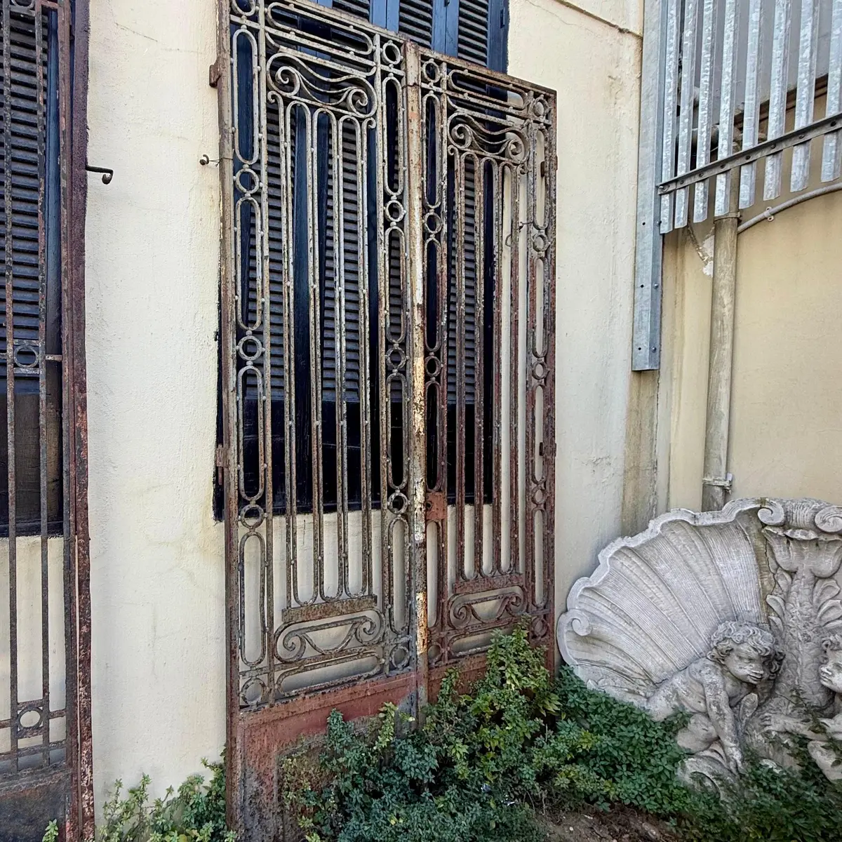 A Pair Of Art Deco Steel Gates 1