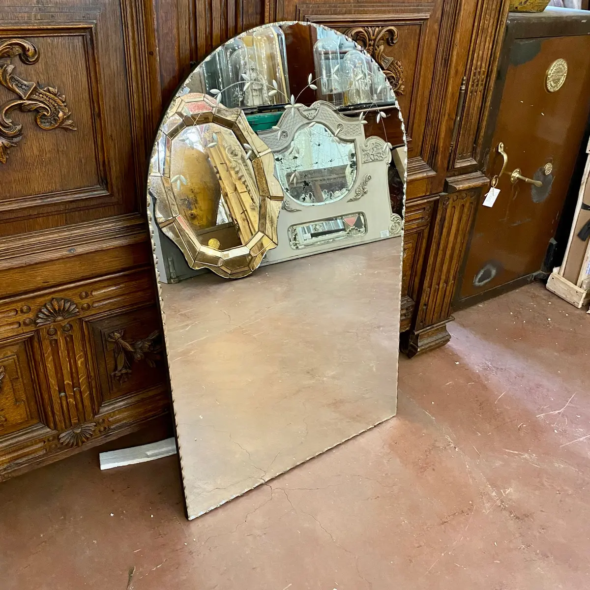Pretty Arched Mirror With Etched Details 1